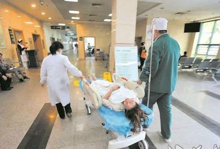 30岁女子追爱年轻男子,一年后却被送进医院,医生说都怪她作的