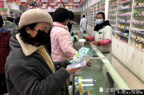 直击封城后的武汉药店超市 民众集中购买防护用品和药物