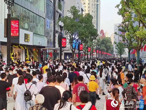 武汉江汉路华丽蝶变 中秋国庆人流如潮涌