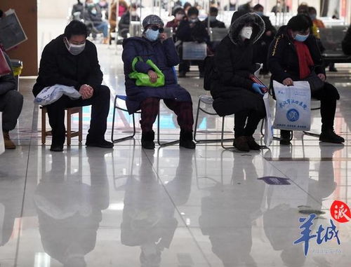 图集 羊晚记者直击汉口医院发热门诊 人流比最高峰下降一半